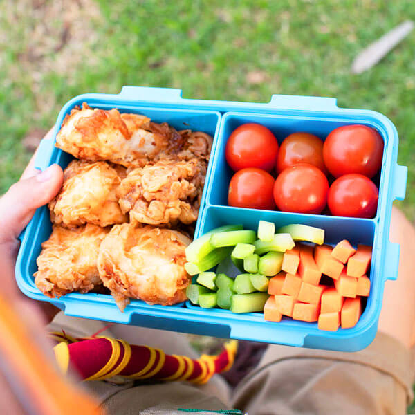 Contenedor para lonchera con una merienda infantil saludable.