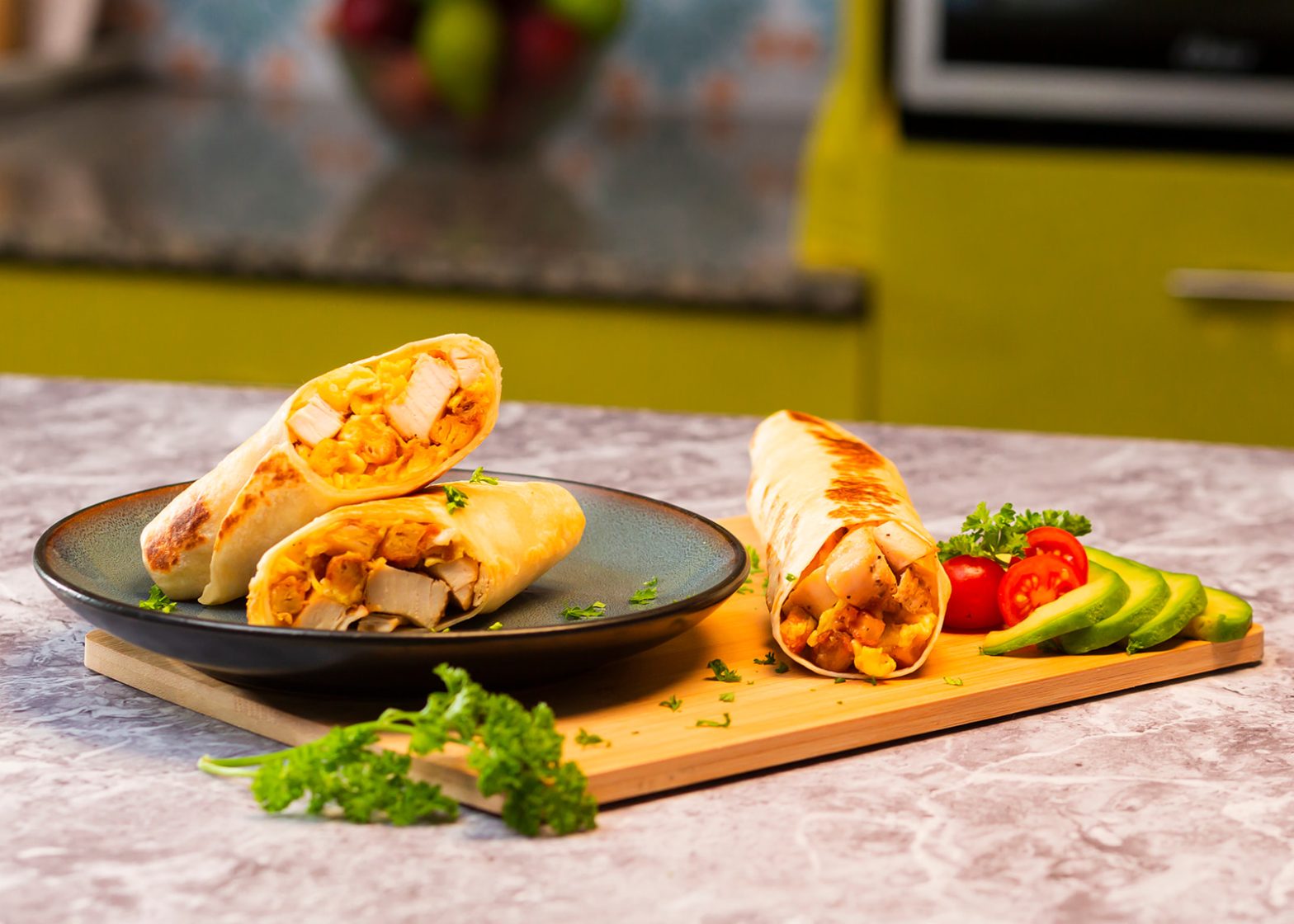 Plato con burrito de pollo y huevo