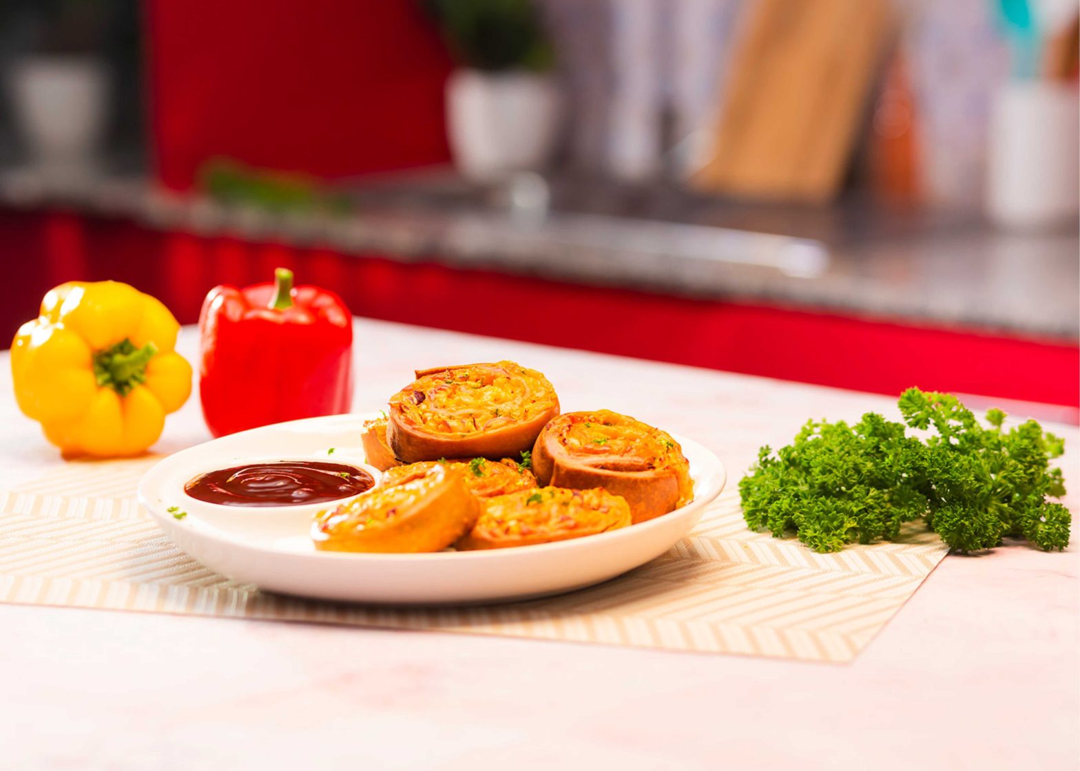 Plato blanco con bocadillos de pollo