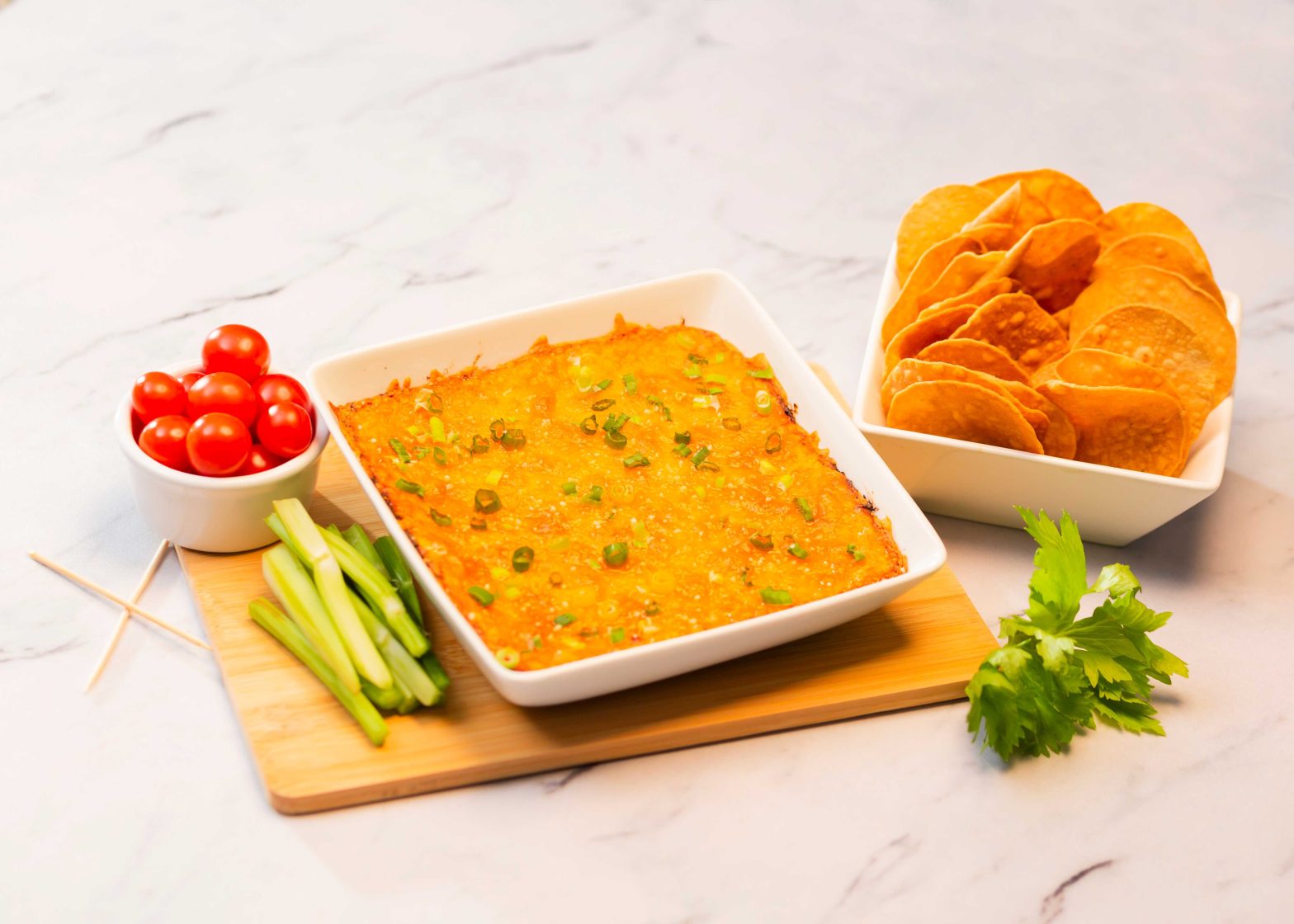 Plato blanco con dip de pollo