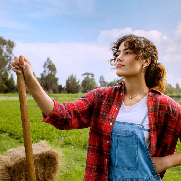 Pollo Pipasa - Mujer en granja Mujer latina en una granja.